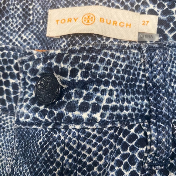 Tory Burch women’s size 27 snake, print jeans, zipper, and button top stretchy - Picture 9 of 12